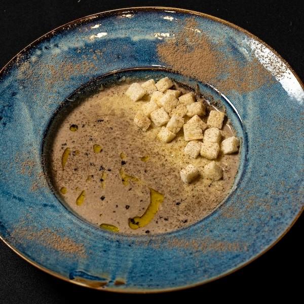 Крем-суп грибной с пармезаном и гренками